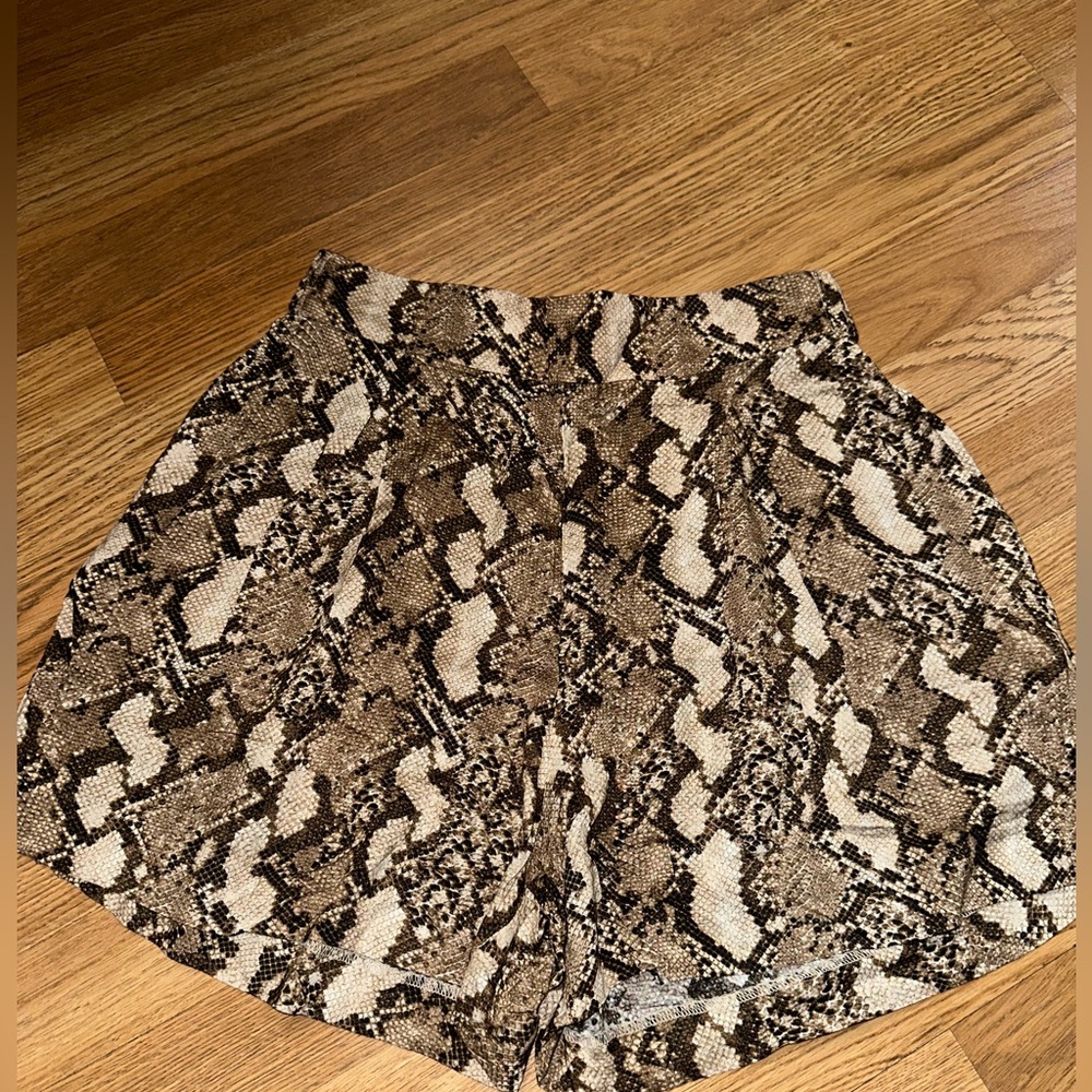 H&M Snake-Print High Waist lightweight Shorts - Brown & Cream